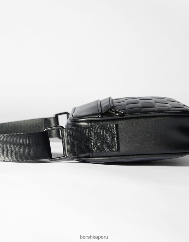 negro Bershka hombres bolso bandolera con diseño de cuadros 806J6B3593