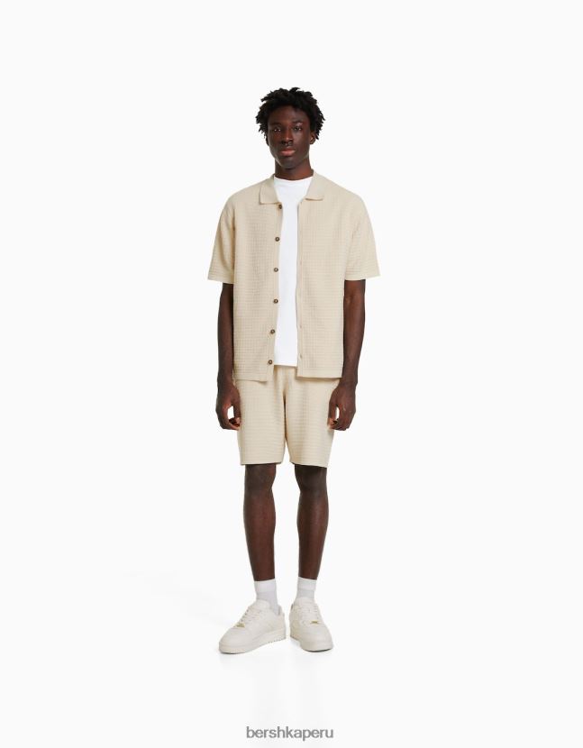 crema Bershka hombres conjunto de camisa de punto texturizado y bermudas 806J6B3440