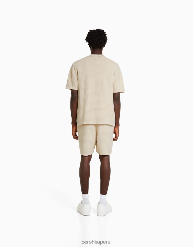 crema Bershka hombres conjunto de camisa de punto texturizado y bermudas 806J6B3440
