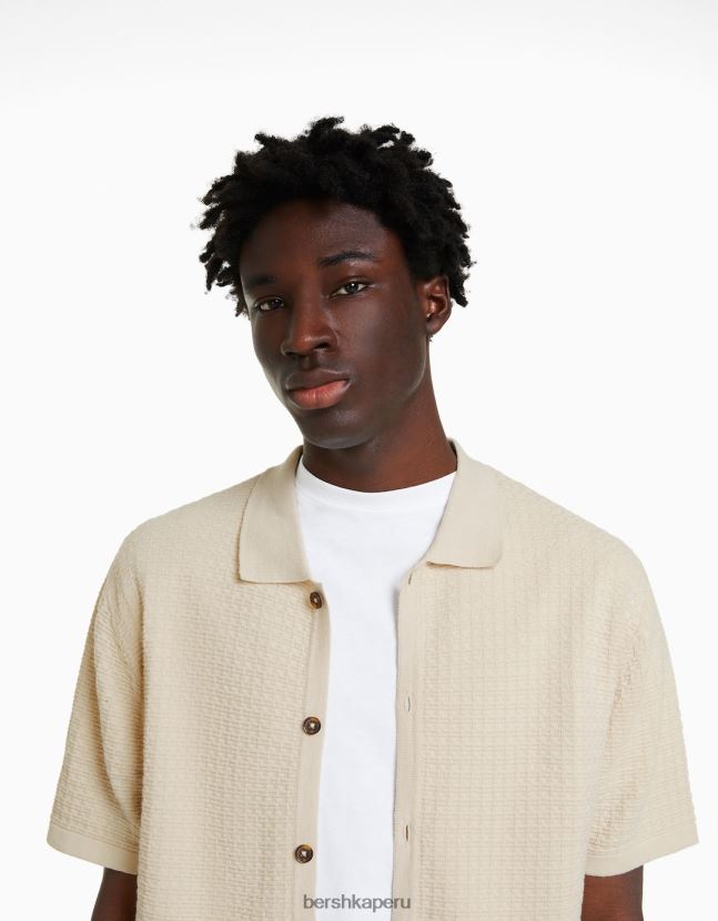 crema Bershka hombres conjunto de camisa de punto texturizado y bermudas 806J6B3440