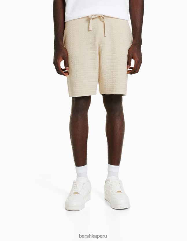 crema Bershka hombres conjunto de camisa de punto texturizado y bermudas 806J6B3440