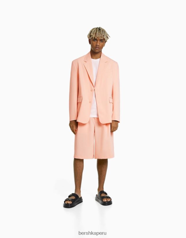 rosa Bershka hombres conjunto de blazer y bermudas de sastre 806J6B3022