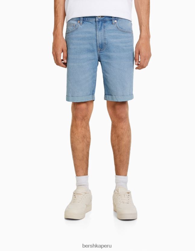 azul claro Bershka hombres bermudas vaqueras ajustadas con vuelta 806J6B3345