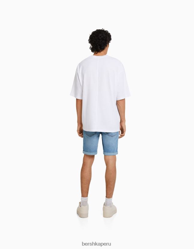 azul claro Bershka hombres bermudas vaqueras ajustadas con vuelta 806J6B3345