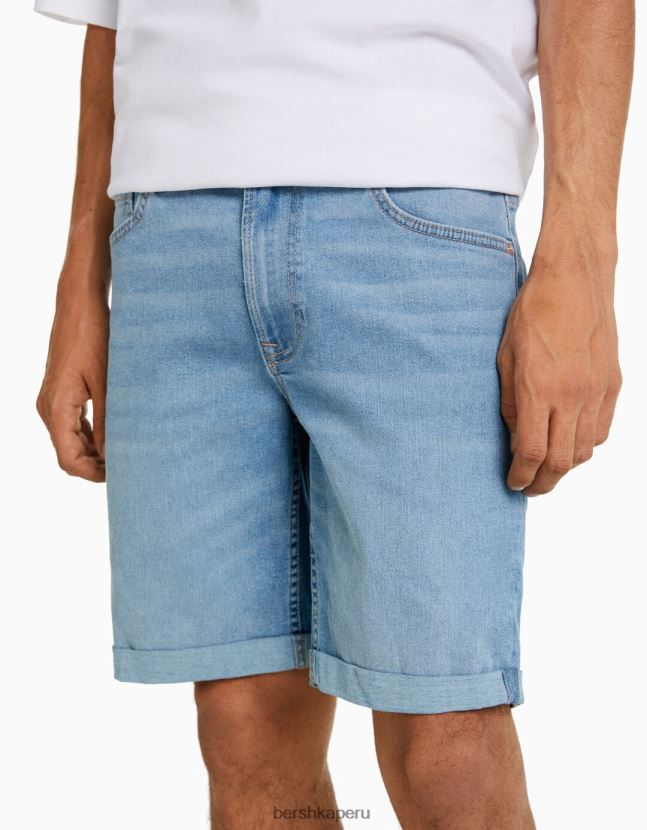 azul claro Bershka hombres bermudas vaqueras ajustadas con vuelta 806J6B3345