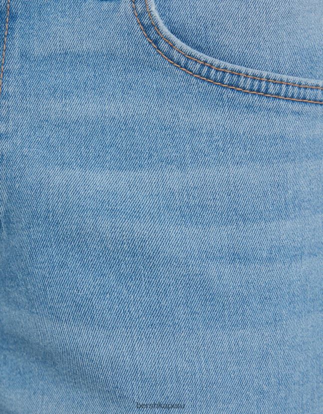 azul claro Bershka hombres bermudas vaqueras ajustadas con vuelta 806J6B3345