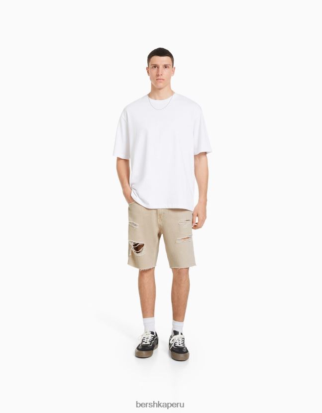 beige Bershka hombres bermudas de mezclilla con rotos de colores 806J6B3310