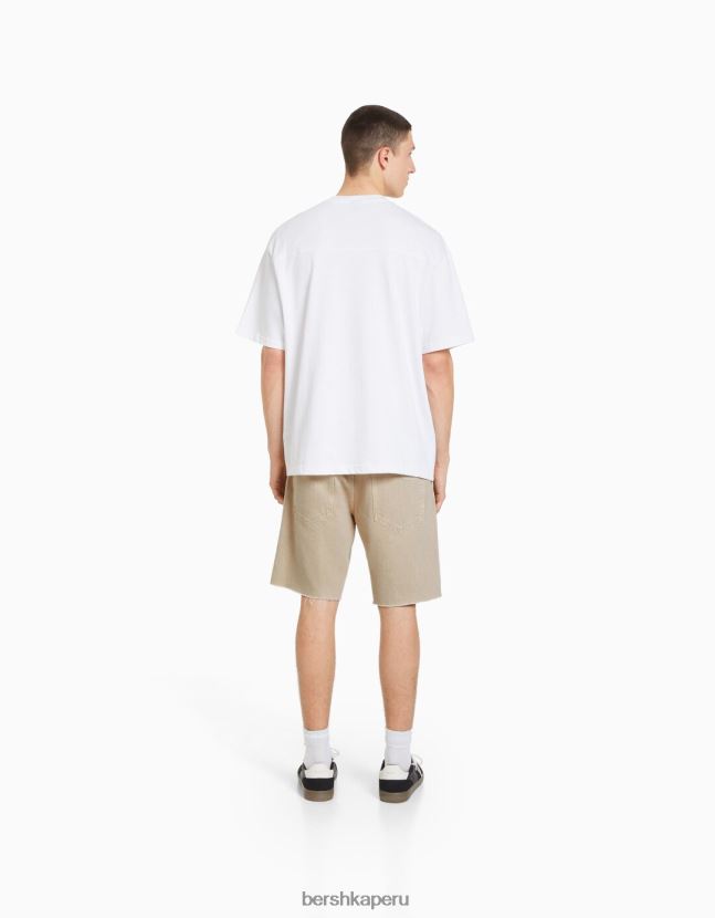 beige Bershka hombres bermudas de mezclilla con rotos de colores 806J6B3310