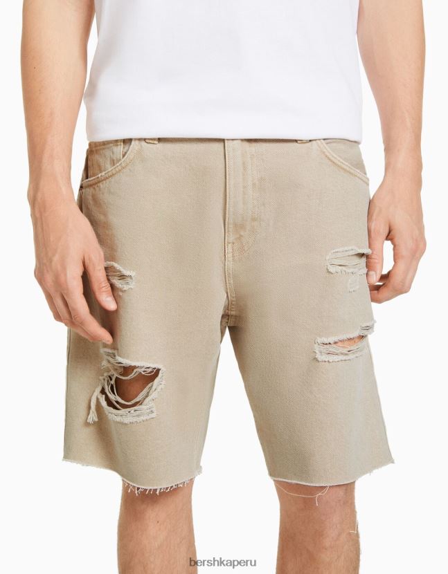 beige Bershka hombres bermudas de mezclilla con rotos de colores 806J6B3310