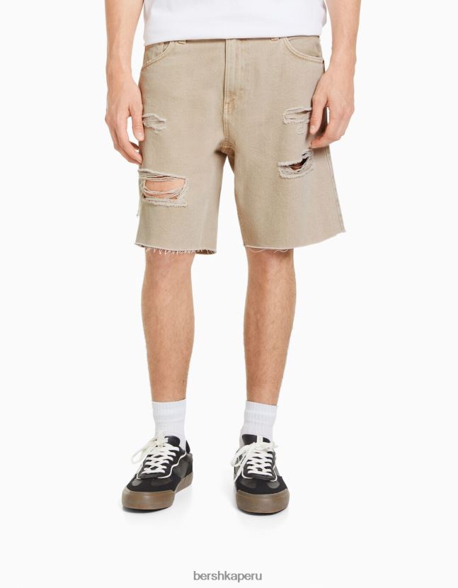 beige Bershka hombres bermudas de mezclilla con rotos de colores 806J6B3310