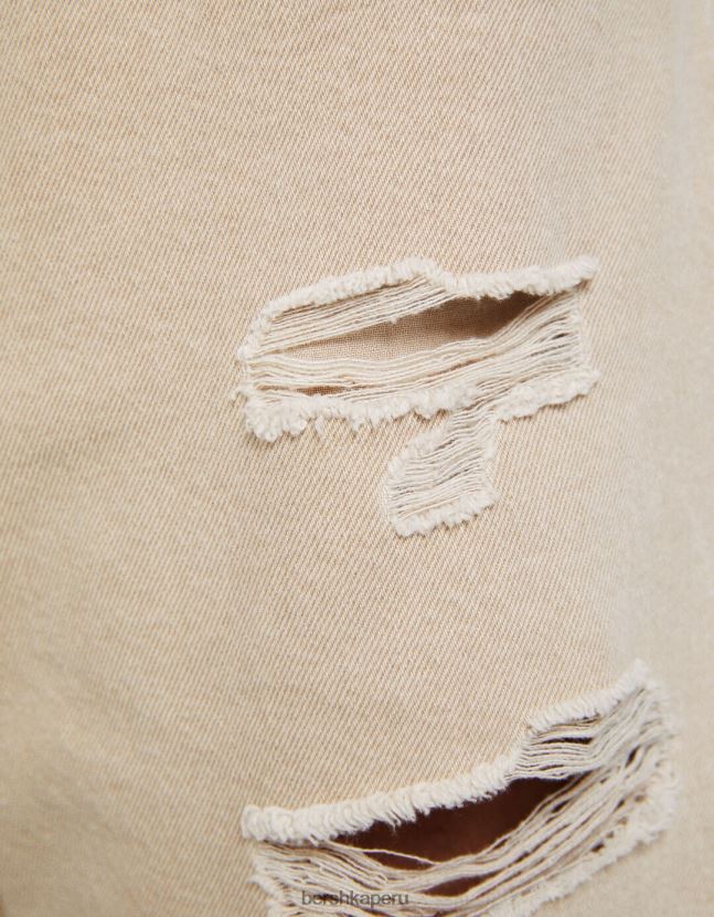 beige Bershka hombres bermudas de mezclilla con rotos de colores 806J6B3310