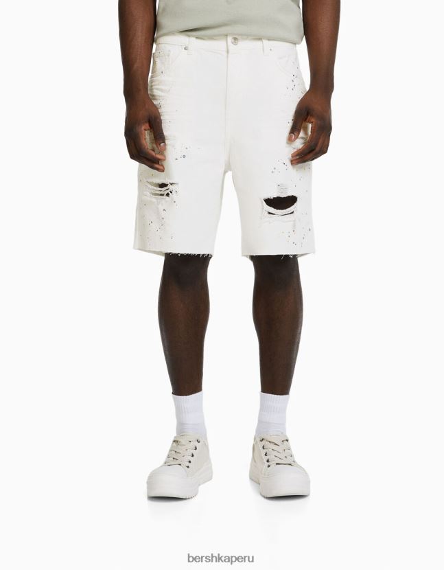 blanco Bershka hombres bermudas de mezclilla rota con salpicaduras de pintura 806J6B3333