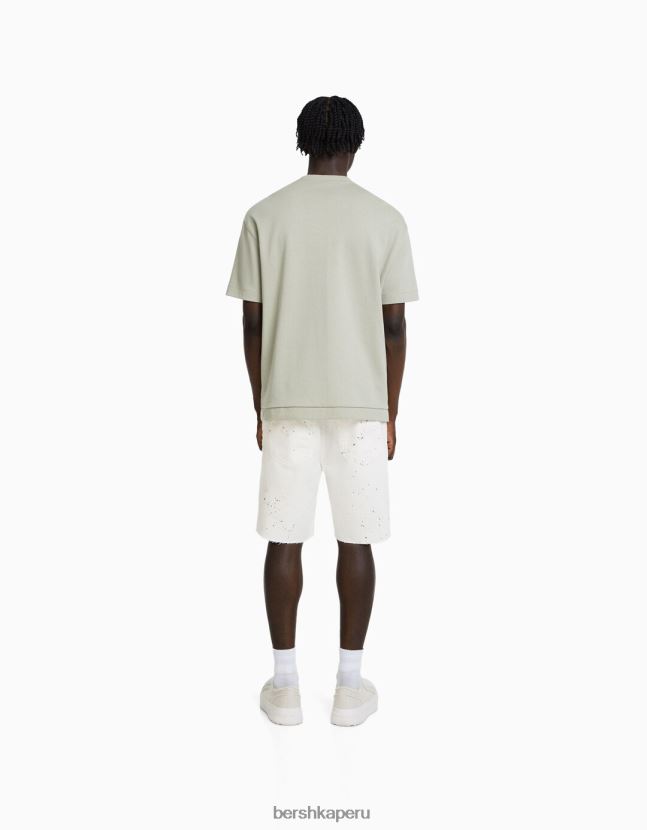 blanco Bershka hombres bermudas de mezclilla rota con salpicaduras de pintura 806J6B3333