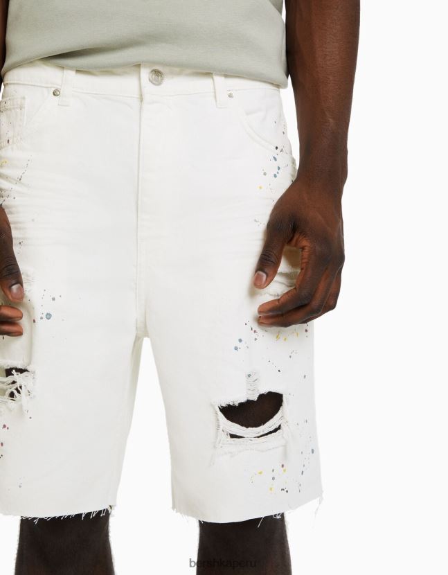 blanco Bershka hombres bermudas de mezclilla rota con salpicaduras de pintura 806J6B3333
