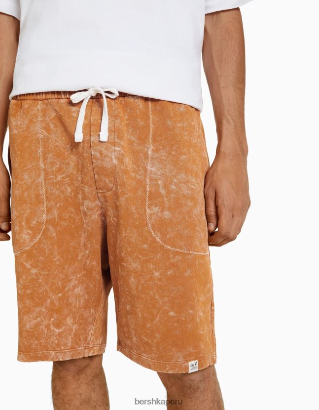 naranja oscuro Bershka hombres bermudas de algodón con efecto desteñido 806J6B3313