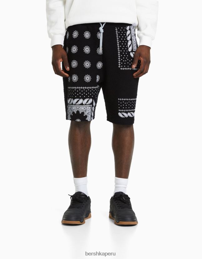 negro Bershka hombres Bermudas texturizadas con estampado de cachemira 806J6B3297