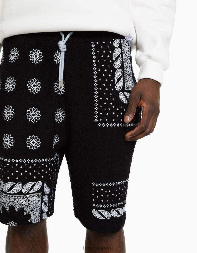 negro Bershka hombres Bermudas texturizadas con estampado de cachemira 806J6B3297