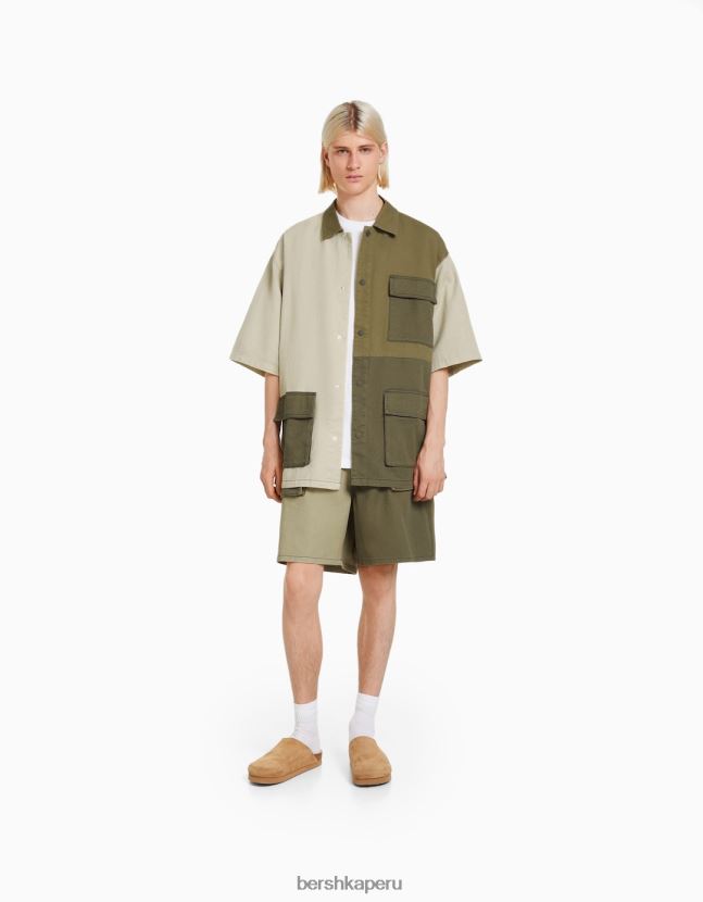 verde Bershka hombres bermudas de carpintero de mezclilla con bloques de color 806J6B3300