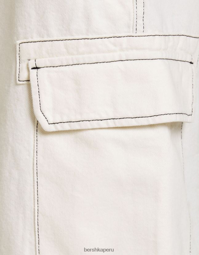 arena Bershka hombres bermudas cargo con hilos en contraste 806J6B3285