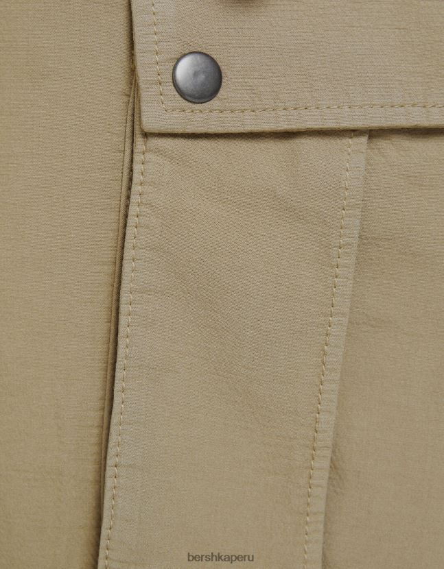 camello Bershka hombres bermudas cargo de algodón con tirantes 806J6B3284