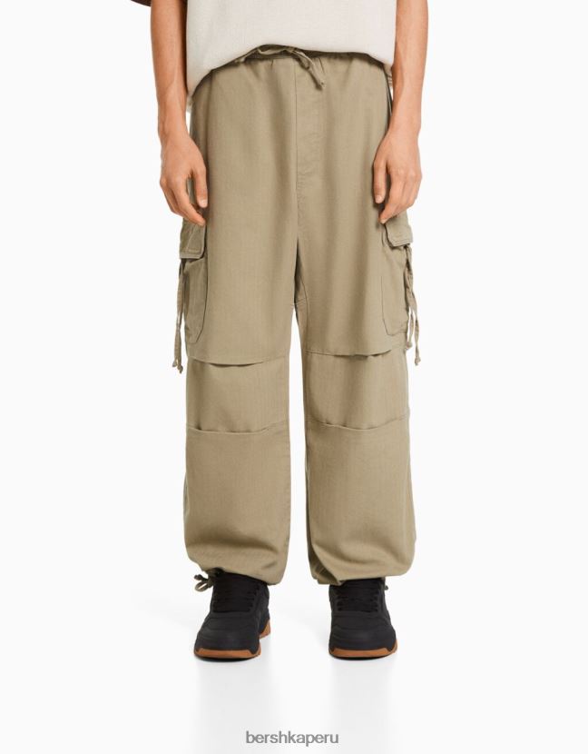 camello Bershka hombres joggers de algodón con bordado 806J6B3293
