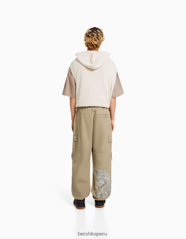 camello Bershka hombres joggers de algodón con bordado 806J6B3293