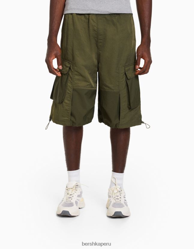caqui Bershka hombres bermudas cargo tipo paracaídas de nailon 806J6B3282
