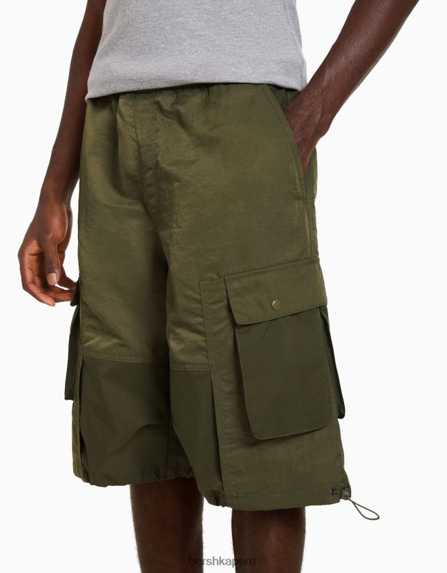 caqui Bershka hombres bermudas cargo tipo paracaídas de nailon 806J6B3282