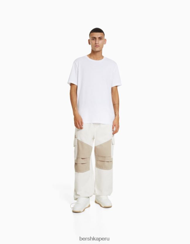 crema Bershka hombres vaqueros tipo paracaídas con diseño colour block 806J6B3278