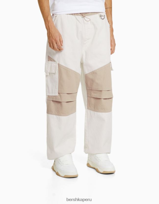 crema Bershka hombres vaqueros tipo paracaídas con diseño colour block 806J6B3278