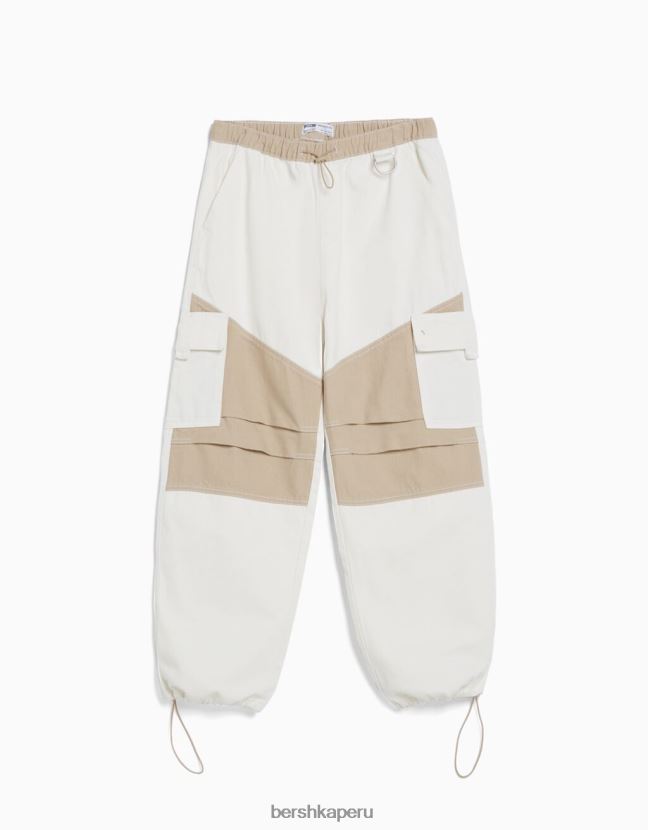 crema Bershka hombres vaqueros tipo paracaídas con diseño colour block 806J6B3278