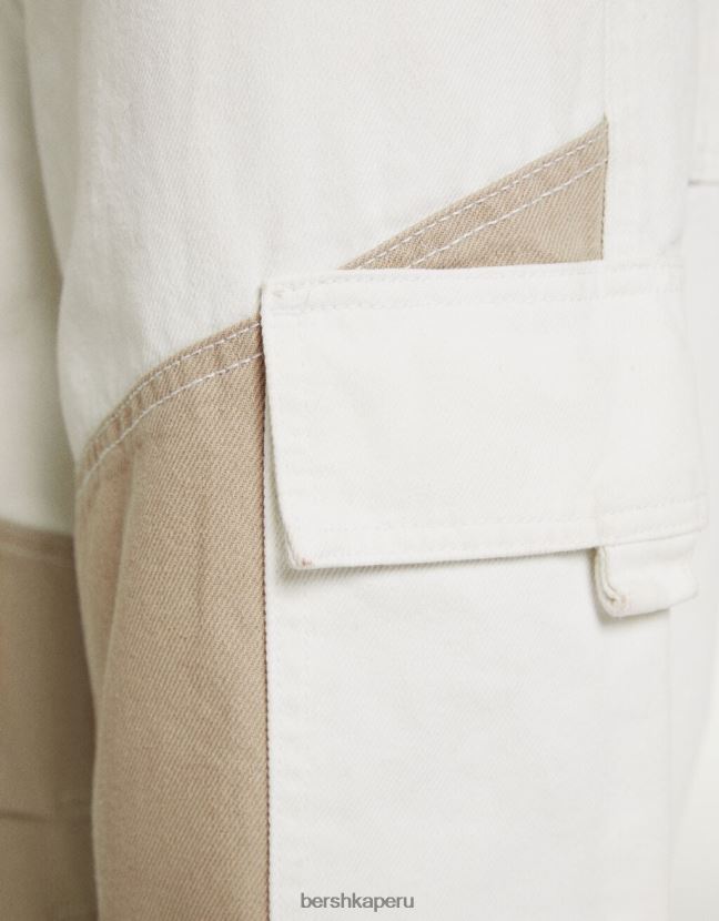 crema Bershka hombres vaqueros tipo paracaídas con diseño colour block 806J6B3278