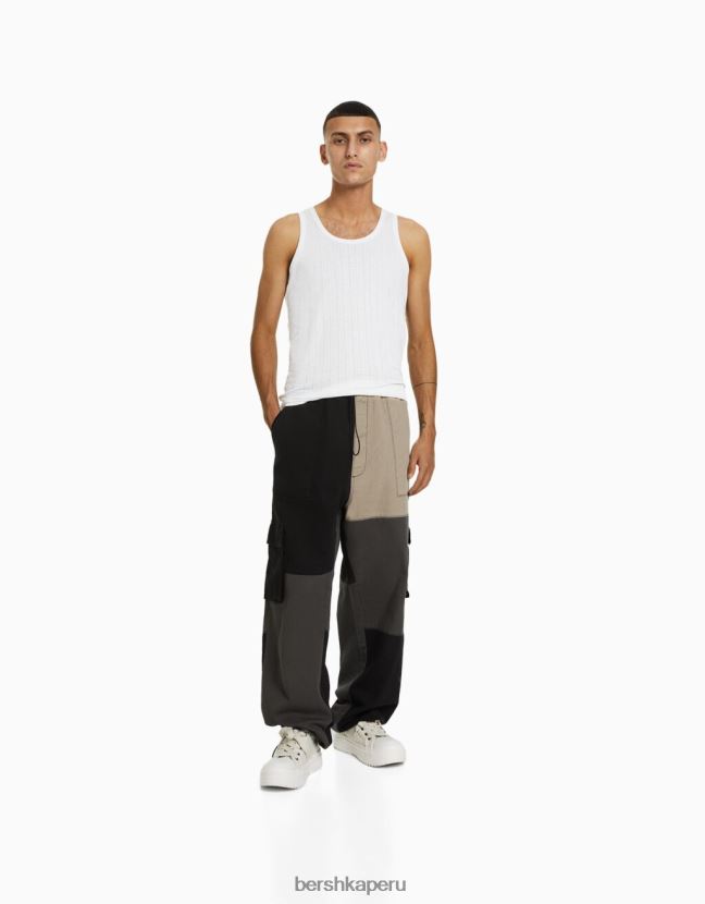 negro Bershka hombres pantalones de chándal cargo con diseño colour block 806J6B3277