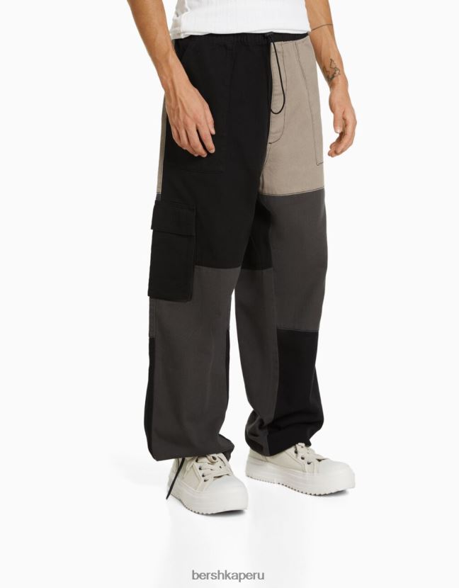 negro Bershka hombres pantalones de chándal cargo con diseño colour block 806J6B3277