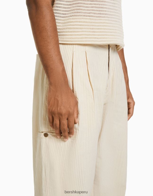 arena Bershka hombres pantalones rectos de algodón con textura 806J6B3252