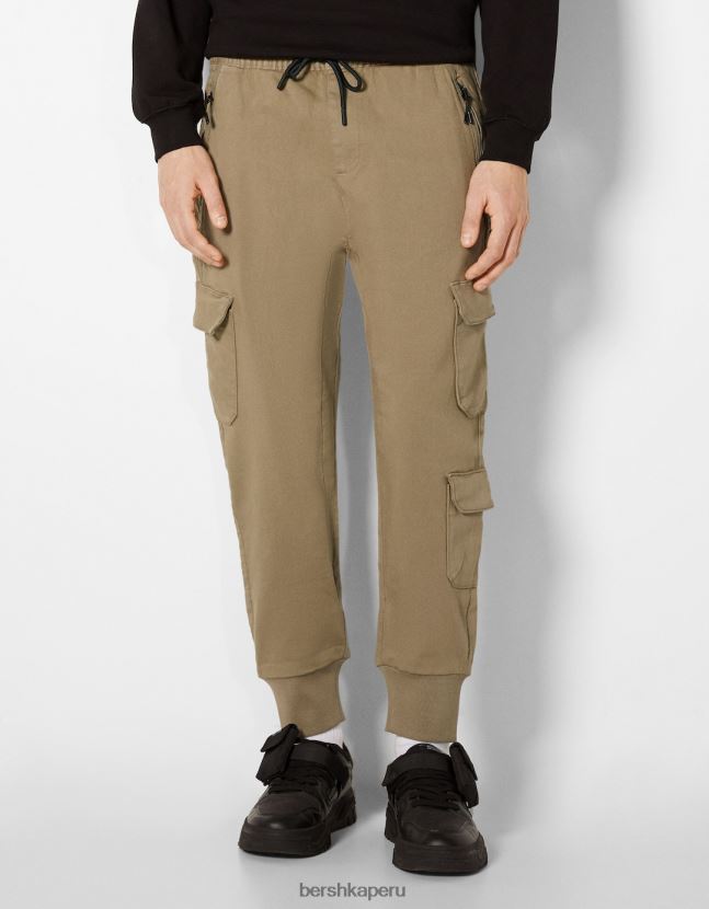 camello Bershka hombres pantalones de chándal cargo delgados 806J6B3225