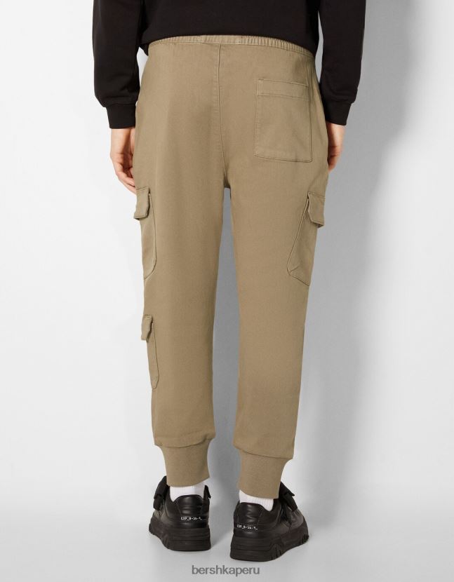 camello Bershka hombres pantalones de chándal cargo delgados 806J6B3225