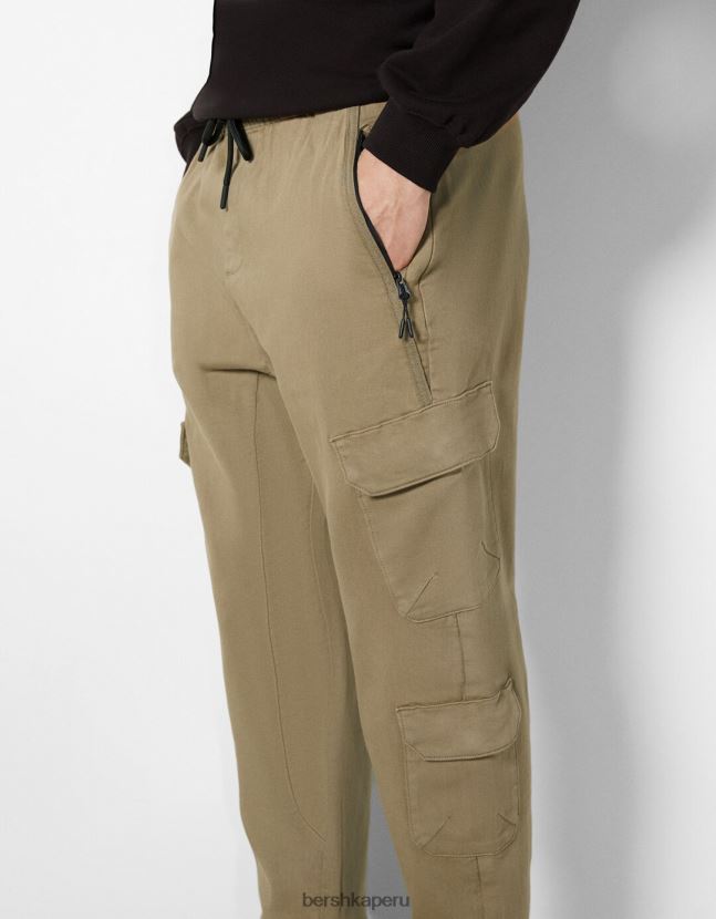 camello Bershka hombres pantalones de chándal cargo delgados 806J6B3225
