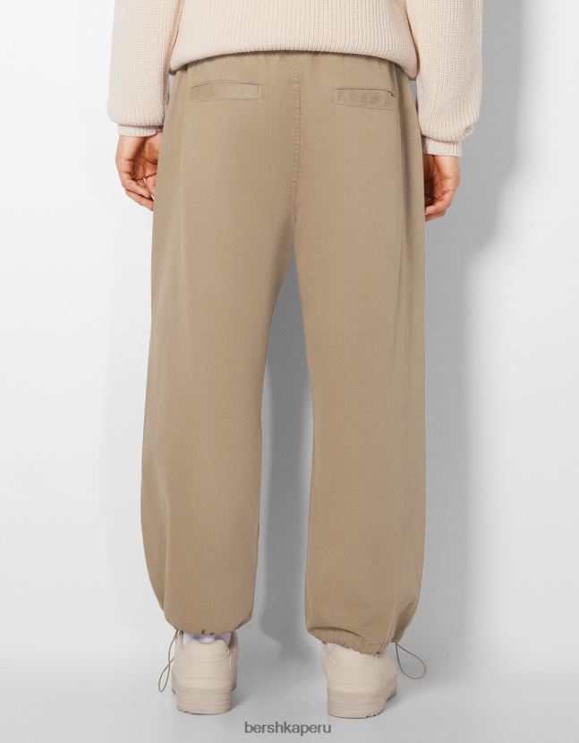 camello Bershka hombres pantalones de paracaídas de algodón 806J6B3221