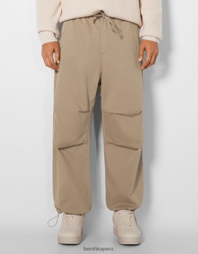 camello Bershka hombres pantalones de paracaídas de algodón 806J6B3221