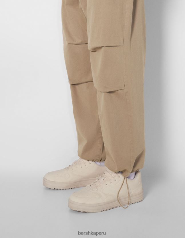 camello Bershka hombres pantalones de paracaídas de algodón 806J6B3221