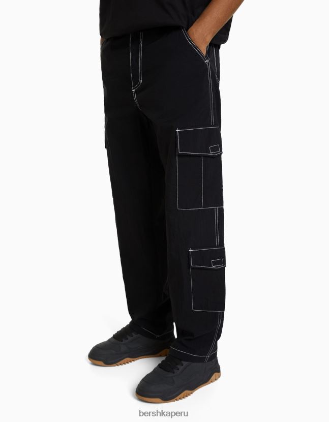 negro Bershka hombres pantalones cargo de nailon con hilo en contraste 806J6B3243