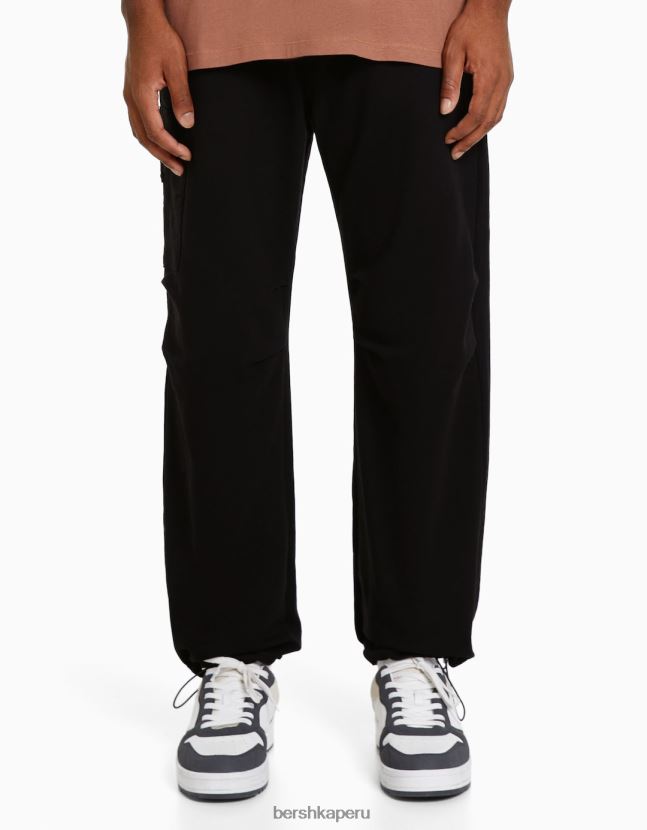 negro Bershka hombres pantalones de paracaídas de felpa con bolsillos con cremallera 806J6B3232