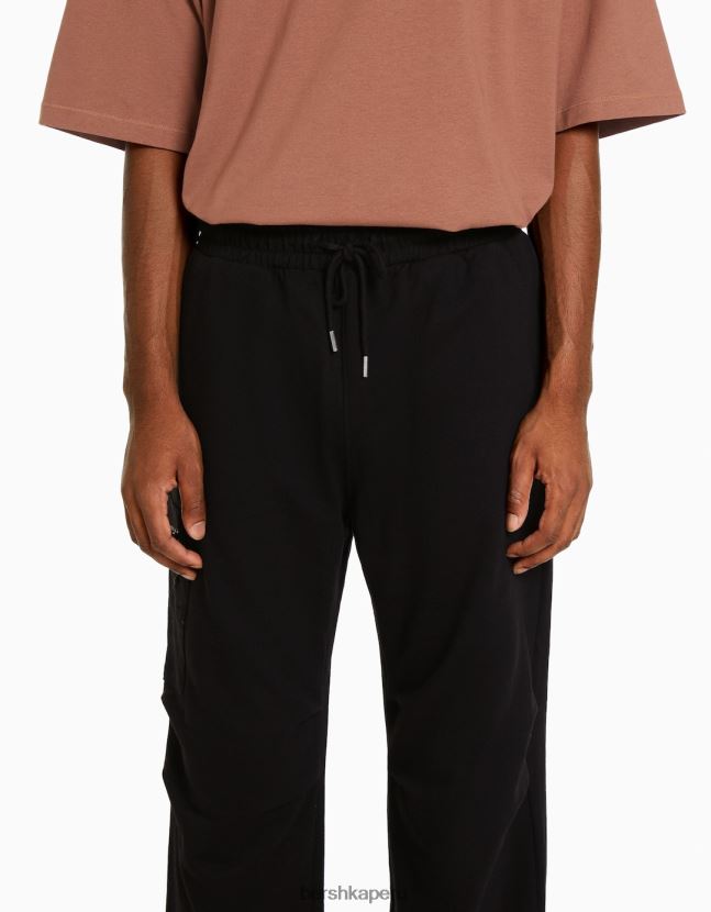 negro Bershka hombres pantalones de paracaídas de felpa con bolsillos con cremallera 806J6B3232