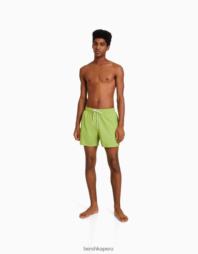 verde Bershka hombres shorts de baño básicos 806J6B3401