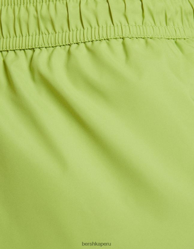 verde Bershka hombres shorts de baño básicos 806J6B3401