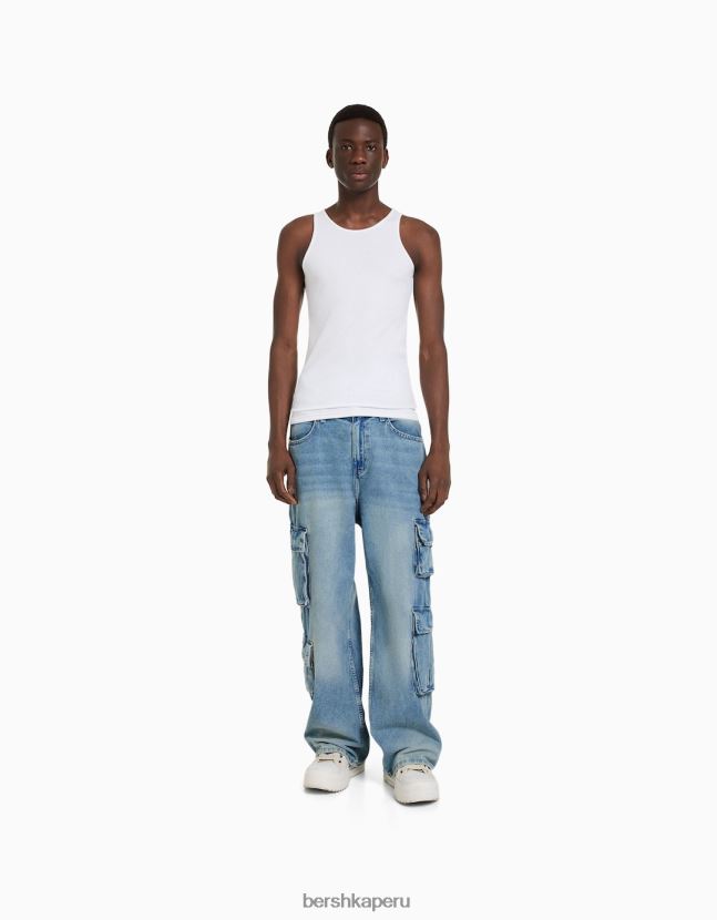 azul claro Bershka hombres jeans cargo con múltiples bolsillos 806J6B3136