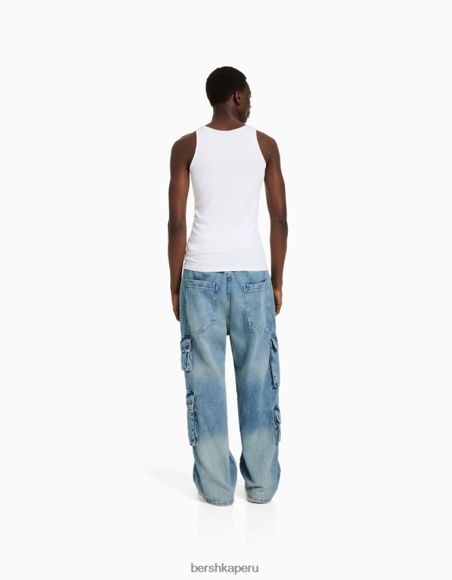 azul claro Bershka hombres jeans cargo con múltiples bolsillos 806J6B3136