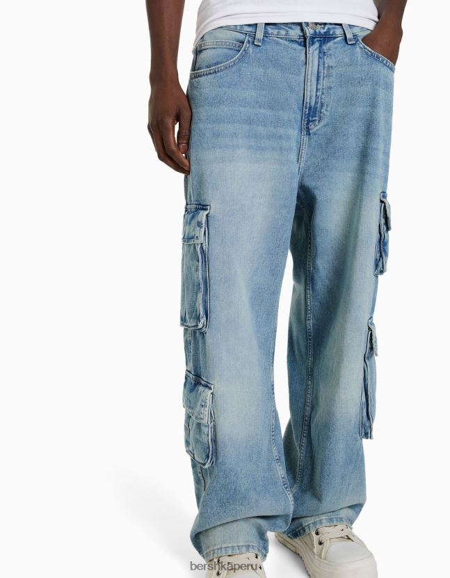 azul claro Bershka hombres jeans cargo con múltiples bolsillos 806J6B3136