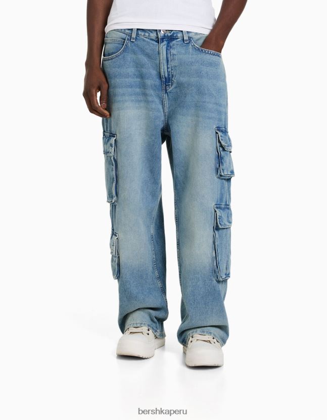 azul claro Bershka hombres jeans cargo con múltiples bolsillos 806J6B3136